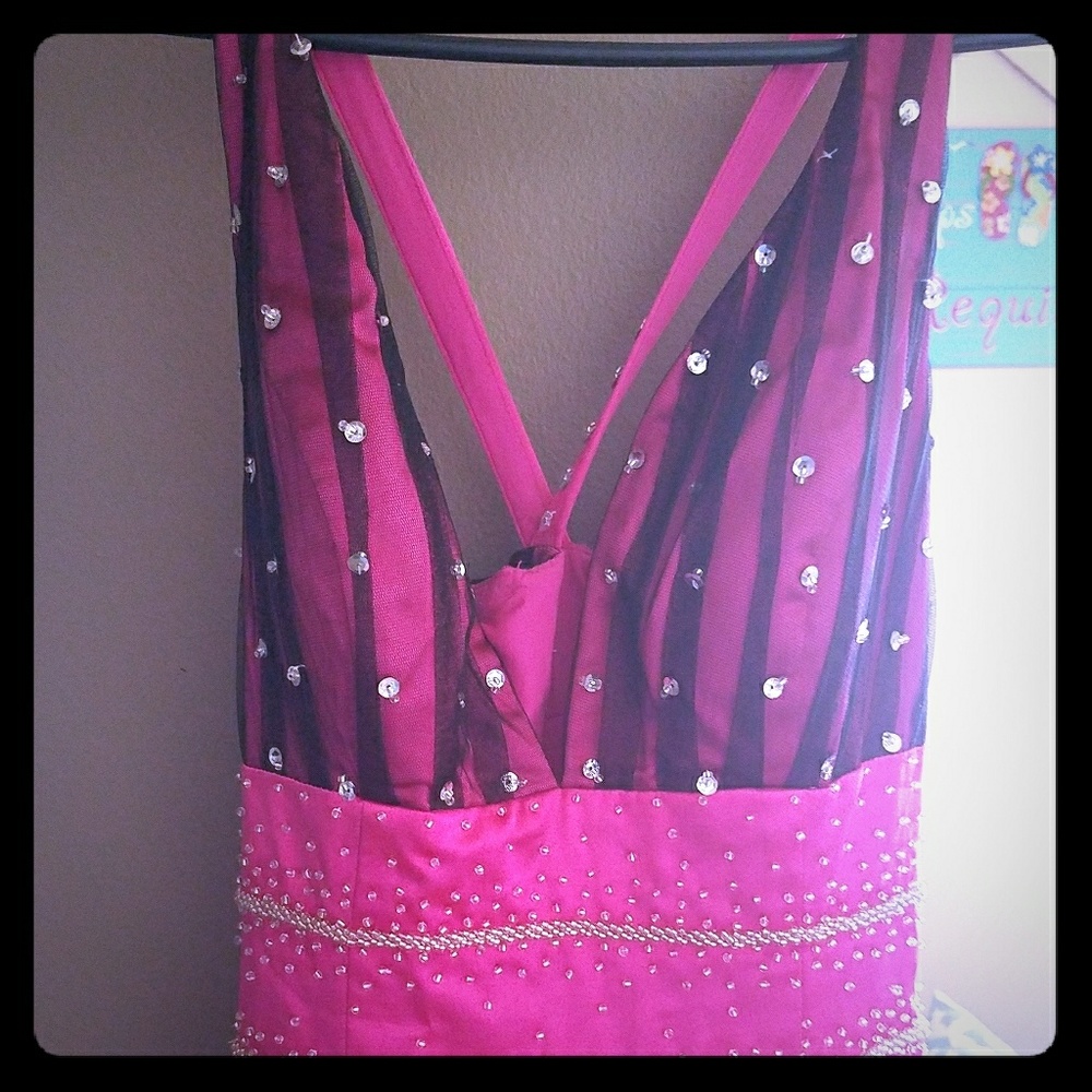 💃🎉👀 Black/Pink Evening Gown